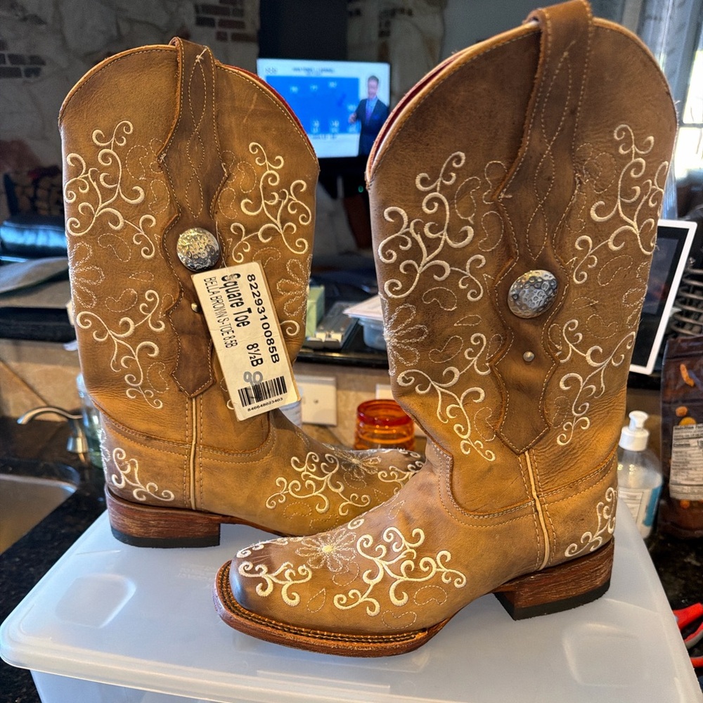 Ferrini Tan Western Heeled Boots with White Embroidery